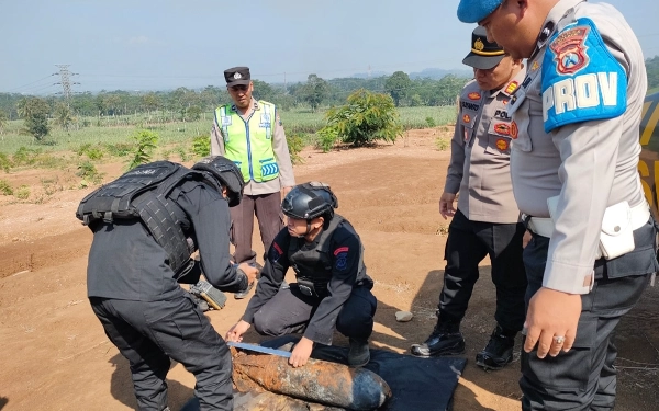 Thumbnail Brimob Musnahkan Bom Aktif Sisa Perang Dunia Temuan Warga di Kabupaten Malang