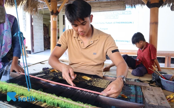 Thumbnail Sebelum Jajal Sirkuit Mandalika, Mario Aji Belajar Menenun Kain Songket Lombok