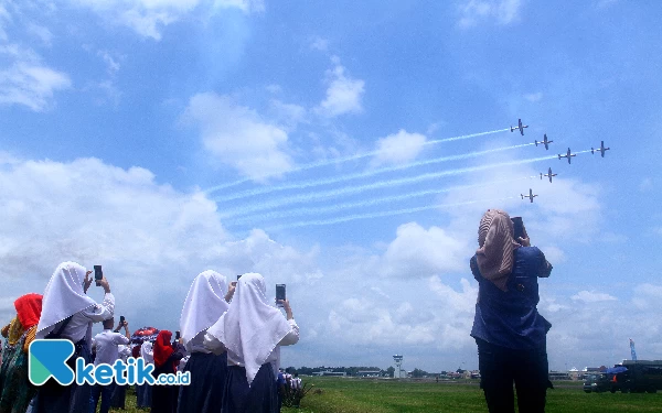 Thumbnail Warga menyaksikan atraksi udara Pesawat Jupiter Aerobatic Team di Pangkalan Udara TNI AU (Lanud) Sri Mulyono Herlambang, Palembang, Sumatra Selatan, Senin (4/3/2024). Kedatangan Jupiter Aerobatic Team setelah mengikuti ajang Singapore Air Show 2024 dan pembukaan acara H-20 F1 Power Boat di Toba, Sumatra Utara. (Foto: Wahyu Rahmanto/Ketik.co.id)