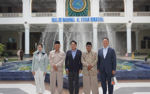 Thumbnail Berita - Kunjungi Masjid Nasional Al-Akbar Surabaya, Rombongan Anggota DPR Jepang Kagum