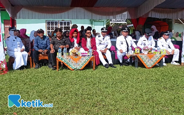 Thumbnail Unsur Pemerintahan dan tokoh masyarakat Kecamatan Sungai Aur, Pasaman Barat, Sumatera Barat saat mengikuti Upacara HUT ke-79 RI (17/8/2024). (Foto: Wawan/Ketik.co.id)