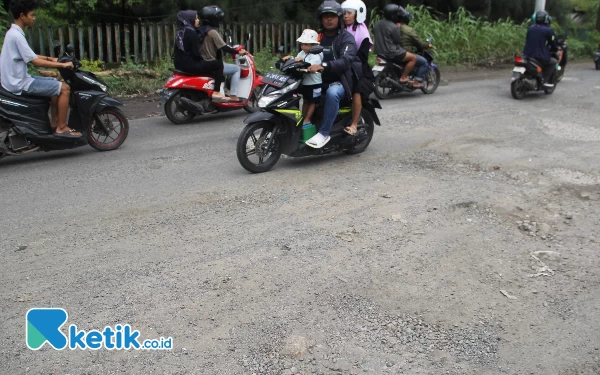 Thumbnail Berita - Sambat Jalan Rusak Parah di Kletek, Sidoarjo, Pengendara: Kalau Belum Ada Korban Parah Tidak Diperbaiki!