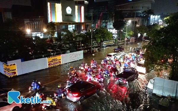 Thumbnail Hujan lebat yang mengguyur kota Surabaya pada Selasa sore, 24 Desember 2024 membuat beberapa jalan protokol kota Pahlawan terendam banjir. (Foto: Samsul/Ketik.co.id)