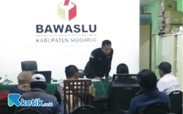 Thumbnail Berita - Respons Video Viral, Bawaslu Sidoarjo dan FKKD Sidoarjo Tegaskan Lagi Kades Harus Netral dalam Pemilu