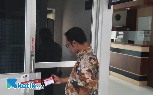 Thumbnail Berita - KPK Segel Kantor Pelayanan Pajak Daerah Sidoarjo, Empat Orang Diperiksa