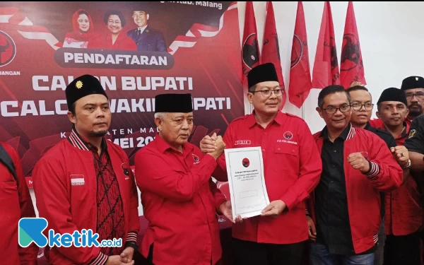 Thumbnail Berita - Diiringi Mberot, Bupati Malang Sanusi Kembalikan Formulir Cabup ke PDI Perjuangan