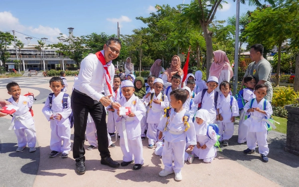 Thumbnail Berita - Mercure Surabaya Grand Mirama bagikan Bendera Merah Putih di Taman Suroboyo