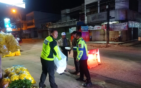 Thumbnail Berita - Hari Kedua Puasa, Satlantas Polresta Bandung Laksanakan Sahur On The Road