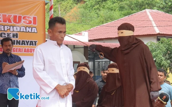 Thumbnail Berita - Algojo Cambuk Puluhan Pelanggar Syariat Islam di Abdya, Ada PNS juga Buruh Tani