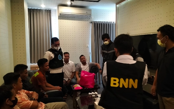 Thumbnail Berita - Gelar Pesta Narkoba di Hotel, BNNK Surabaya dan Satpol PP Amankan 10 Orang Positif Narkoba