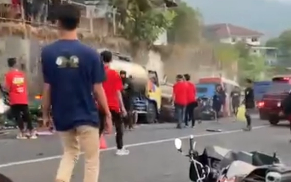 Thumbnail Berita - Rem Blong, Truk Tangki Seruduk Rombongan Karnaval di Pacet, 3 Orang Tewas