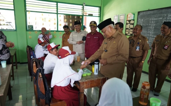 Thumbnail Berita - Bupati Sanusi Tinjau Uji Coba Makan Bergizi Gratis di SDN 4 Sukomulyo Malang