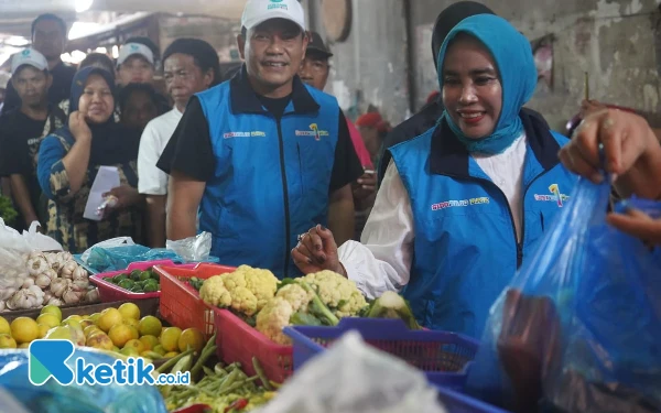 Thumbnail Calon Bupati Sidoarjo Subandi dan Cawabup Mimik Idayana Blusukan, Disambut Pedagang Pasar Larangan