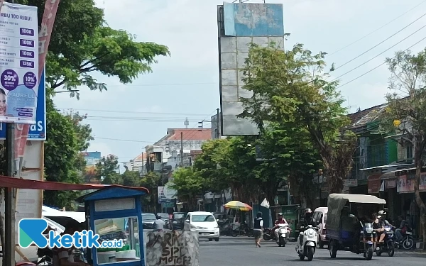 Thumbnail Berita - Berbahaya! Papan Reklame Rusak di Depan Pasar Kepanjen Kabupaten Malang Dibiarkan