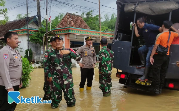 Thumbnail Berita - Dandim 0811 Tuban Kunjungi Lokasi Banjir di Parengan, Pastikan Prajurit Siaga Bantu Warga Terisolir