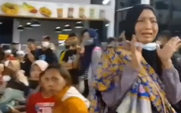 Thumbnail Berita - Ibu Asyik Main HP, Buah Hati 18 Bulan Hilang di Stasiun Pasar Turi