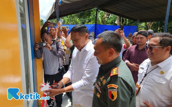 Thumbnail Berita - Bersama Dandim, Bapak HIPPAM Kota Malang Wahyu Hidayat Resmikan PAM Cemara Tirta Cemorokandang