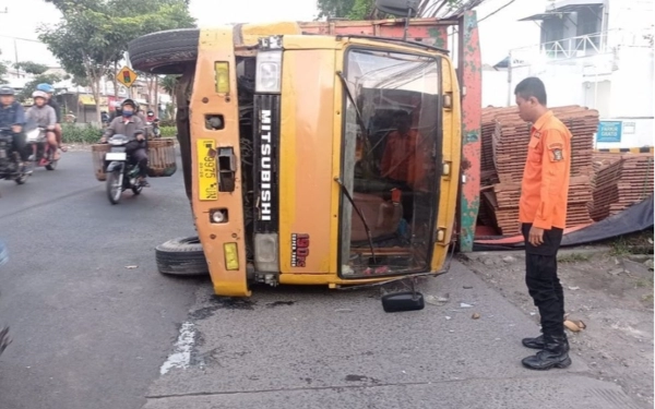 Thumbnail Berita - Hindari Sepeda Motor, Truk Muat Kayu Terguling di Raya Sememi