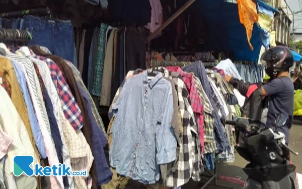 Berburu Pakaian Bekas Impor Hanya Cari Barang Bermerek