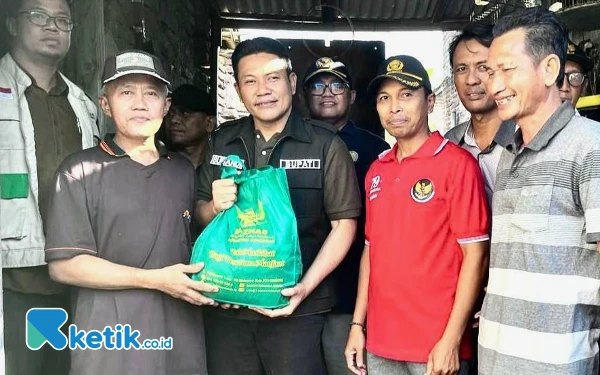 Thumbnail Berita - H Subandi Bantu Rehab Rumah, Warga Krian Bersyukur Diperhatikan Bupati