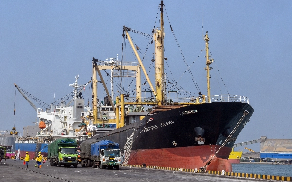 Thumbnail Dua pekerja kebersihan dengan APD lengkap sedang menyapu area sekitar lokasi bongkar muat beras di Pelabuhan Samudera 2 Subholding PT Pelindo Multi Terminal (SPMT) Branch Tanjung  Emas Semarang, Rabu (22/5/2024). (Foto: Achmad Fazeri/Ketik.co.id)