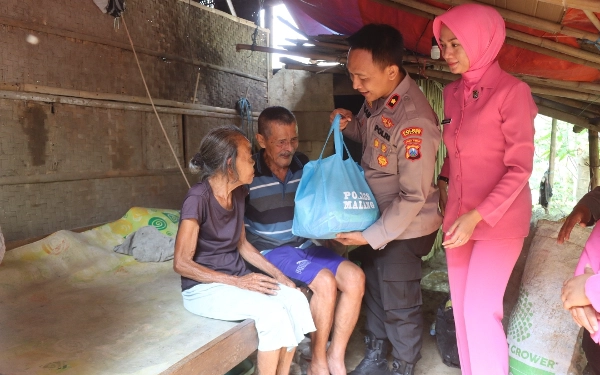 Thumbnail Berita - Cegah Stunting, Polres Malang Bagikan Ratusan Paket Sembako untuk Keluarga Kurang Mampu