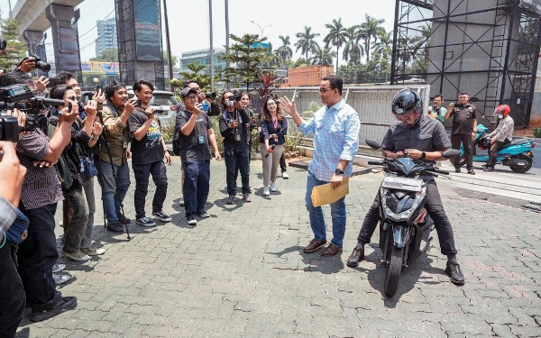 Thumbnail Berita - Anies Baswedan Naik Motor ke Kantor Baintelkam untuk Urus SKCK