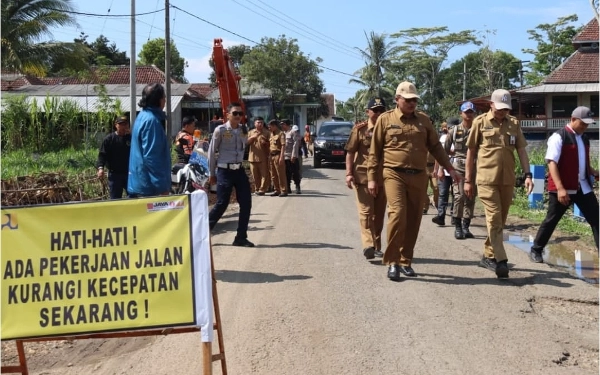 Thumbnail Berita - Perbaikan Jalan Menuju JLS Dimulai, Plt Bupati Malang: Percepat Pertumbuhan Ekonomi Pansela