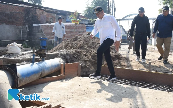 Thumbnail Berita - Plt Bupati Subandi Penuhi Keinginan Warga Banjarsari untuk Beton Jalan dan Tinggikan Jembatan