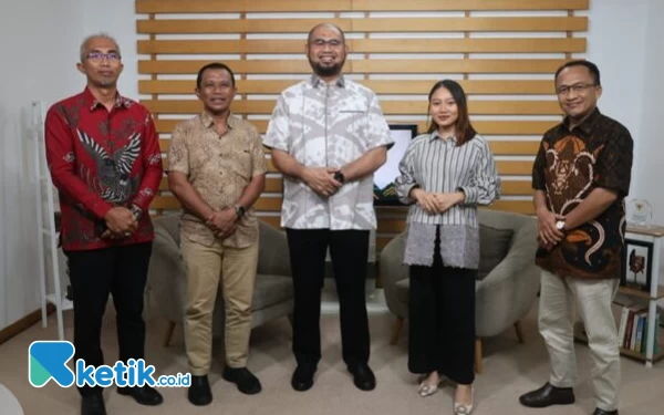 Thumbnail Sebelumnya, setiba dari Umroh, Bupati Halsel Bassam Kasuba bersama Kadis Kominfo Sutego, Kadisparbud Ali Dano Hasan, dan Kepala BAPPEDA Muhammad Nur menghadiri Podcast Kompas.com dalam mempromosikan wisata dan Festival Marabose ke tingkat nasional (23/4/2024) di gedung Kompas Jakarta. (Foto: Alif Budiman for Ketik.co.id)