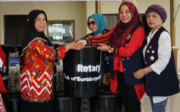 Thumbnail Berita - Rotary Club Surabaya Kaliasin Berikan Bantuan Masyarakat Pesisir